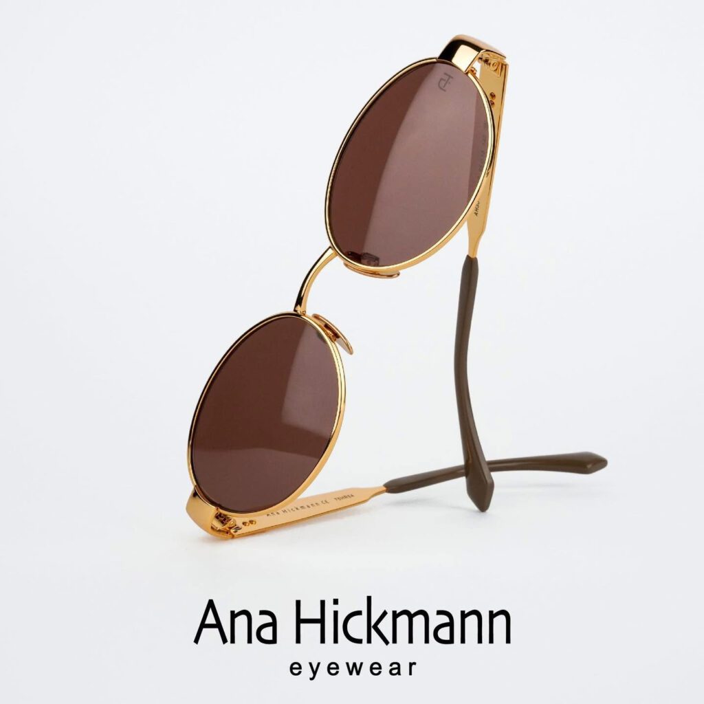 Ana Hickmann — Ronde dorée, verres bruns
